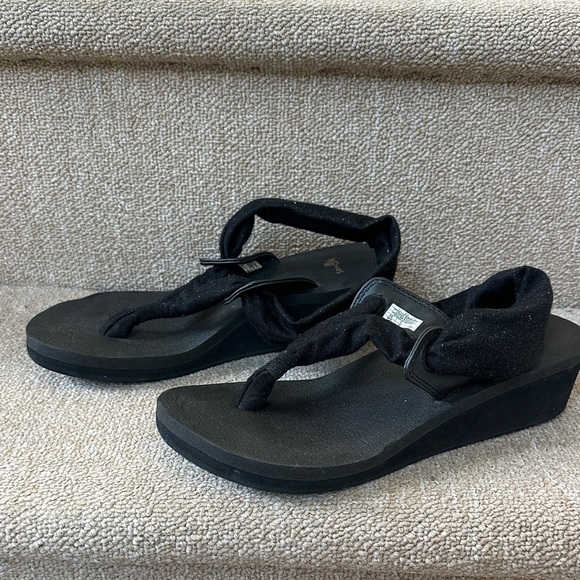 Sanuk Black Women's Sandals - Picture 1 of 5